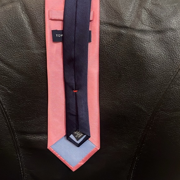 Tommy Hilfiger tie (Pink with blue on the small side) - Picture 4 of 5